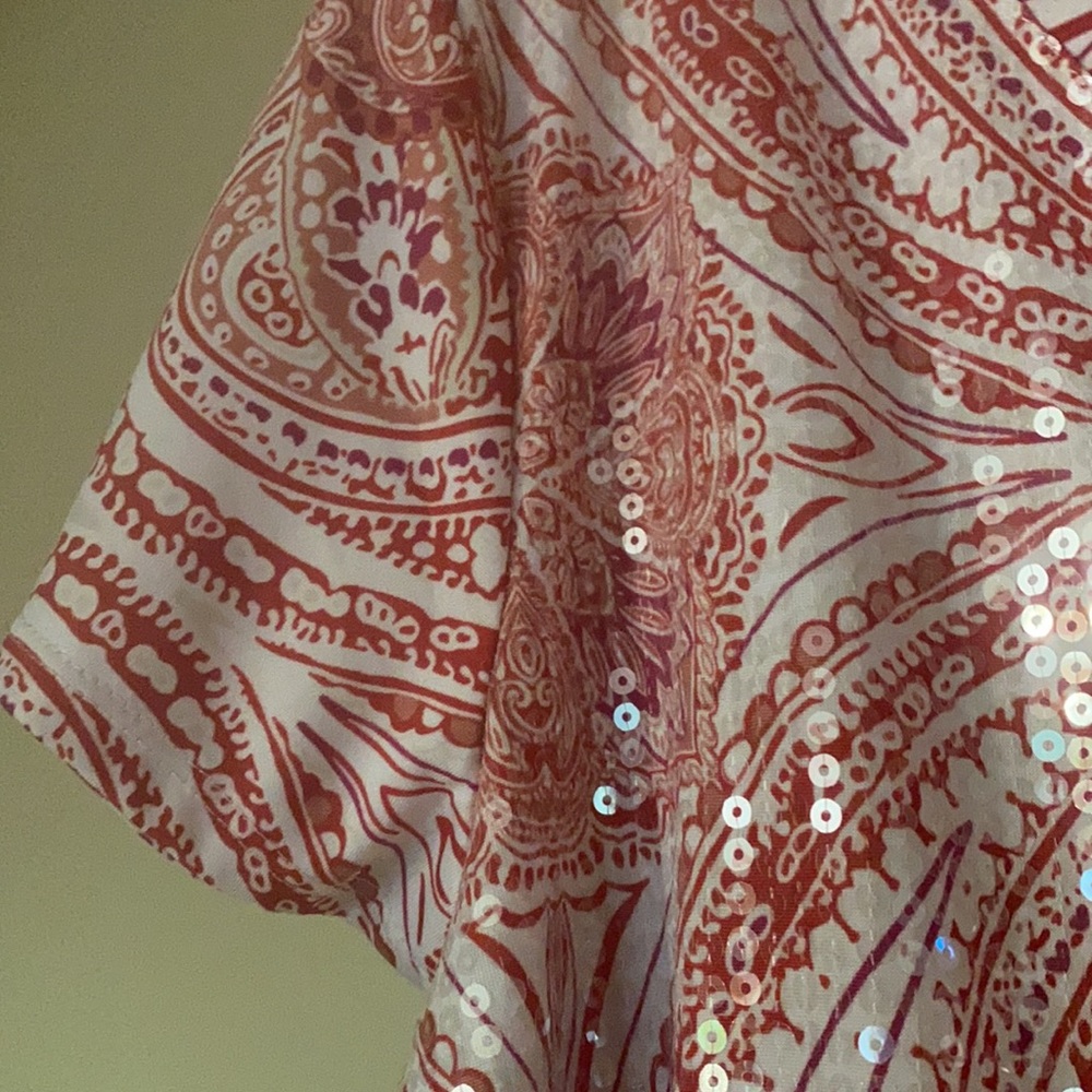 Extra large short sleeve adorable red and white small sequin top - Picture 5 of 6